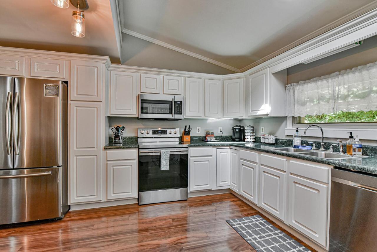 South With Hot Tub Just 11 Miles To Downtown Holiday home Asheville